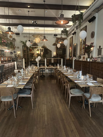 Lange gedekte tafels voor een groep