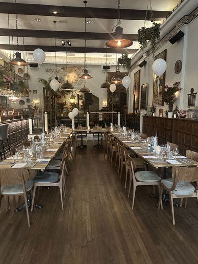 Lange gedekte tafels voor een groep